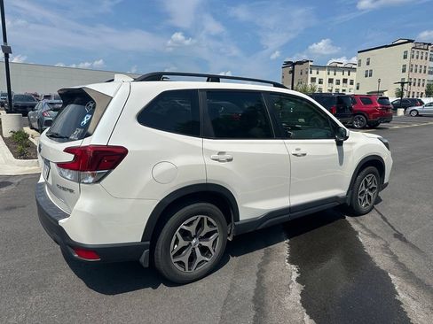 Used 2019 Subaru Forester Premium AWD/4WD image 3