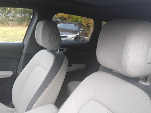 Used 2025 Audi Q4 e-tron Premium image 18