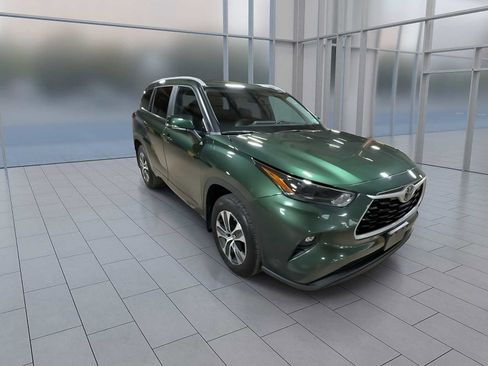 Used 2023 Toyota Highlander XLE image 2