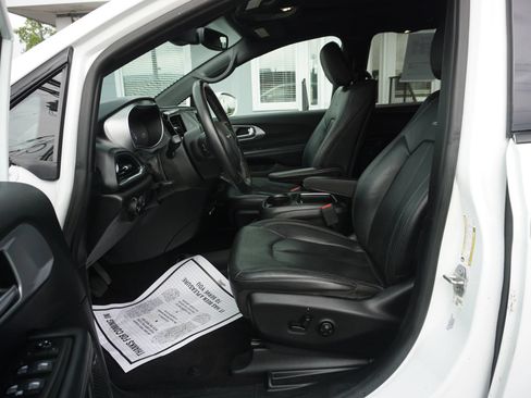 Used 2019 Chrysler Pacifica Touring-L Plus FWD image 15