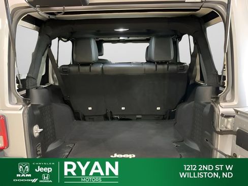 Used 2017 Jeep Wrangler Unlimited Sahara AWD/4WD image 12