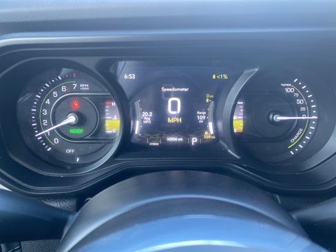 Used 2025 Jeep Wrangler Sahara image 19