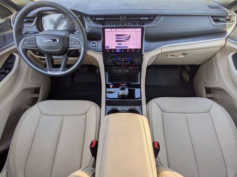 Used 2025 Jeep Grand Cherokee Limited w/ Luxury Tech Group II AWD/4WD image 15
