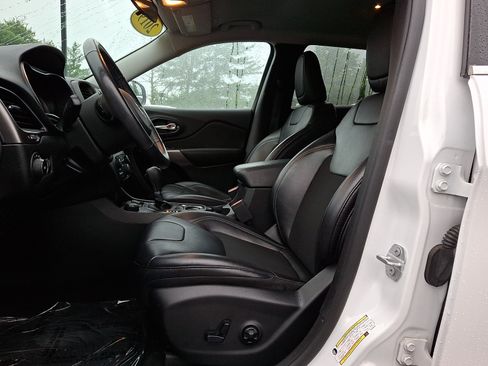 Used 2019 Jeep Cherokee Latitude Plus w/ Cold Weather Group AWD/4WD image 13