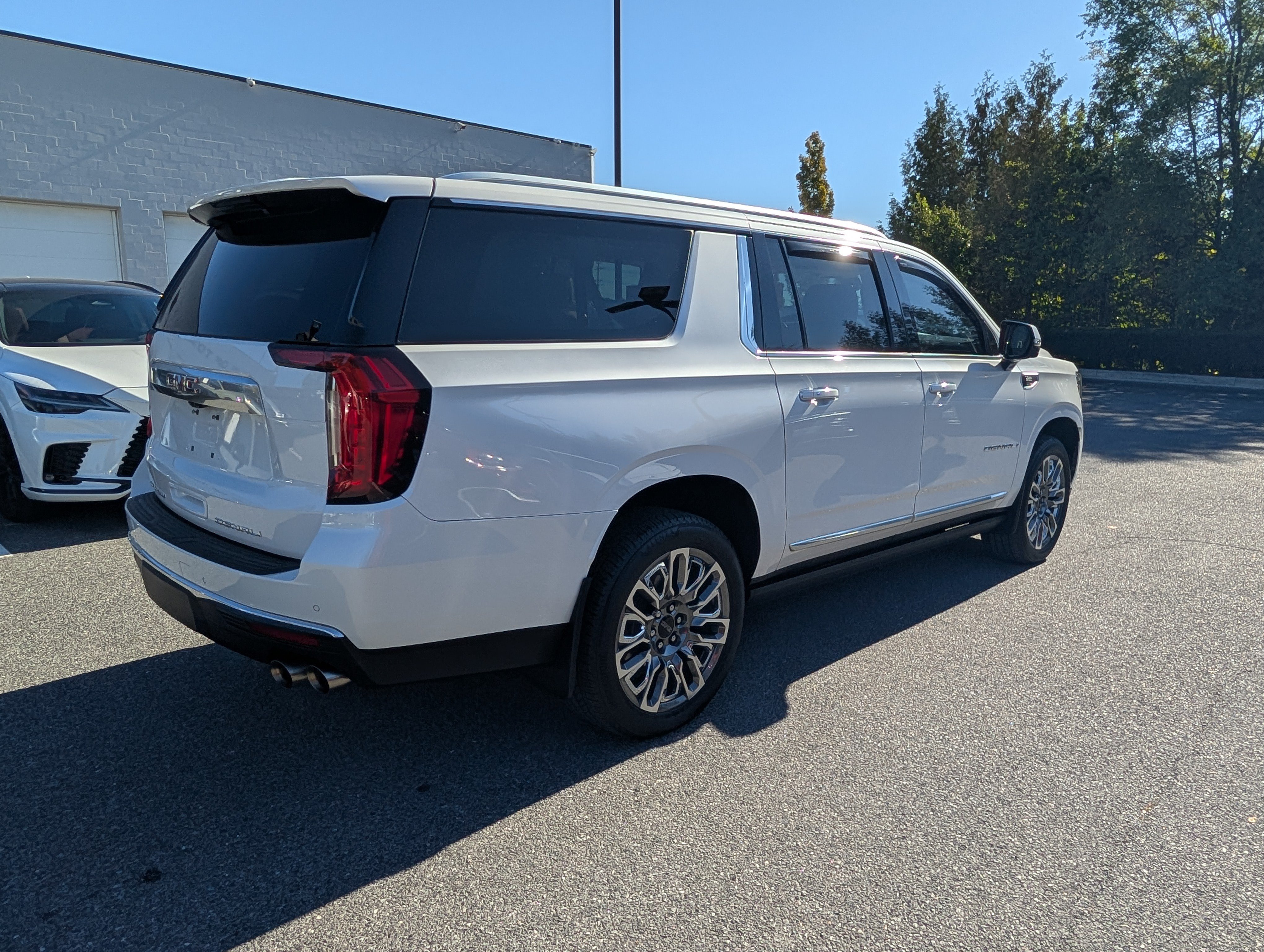 Used 2021 GMC Yukon XL Denali w/ Denali Premium Package AWD/4WD image 3