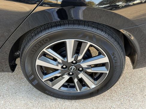 Used 2025 Nissan Versa SV image 30