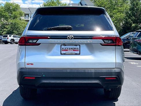 Used 2025 Toyota Grand Highlander AWD image 4
