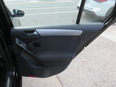 Used 2014 Volkswagen Golf 4-Door image 25