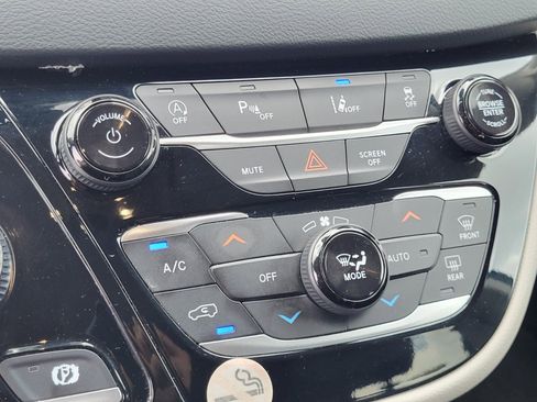 Used 2023 Chrysler Pacifica Touring-L FWD image 22