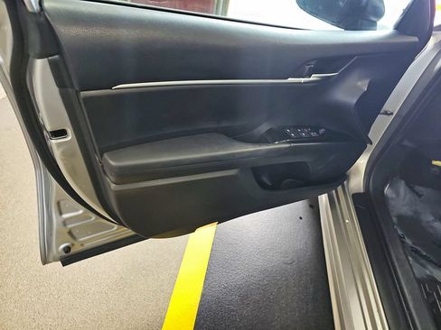 Used 2019 Toyota Camry SE FWD image 14