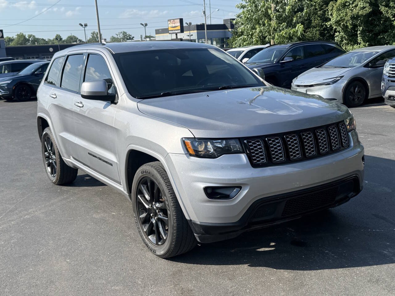 Used 2020 Jeep Grand Cherokee Altitude AWD/4WD image 7