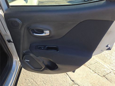 Used 2021 Jeep Renegade Latitude w/ Luxury Group I image 9