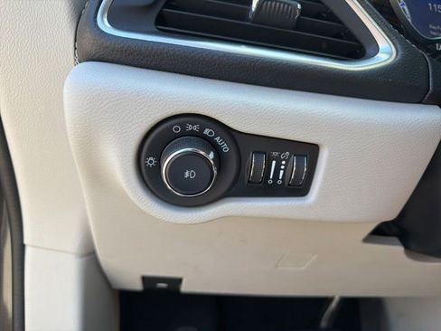 Used 2023 Chrysler Pacifica Limited FWD image 19
