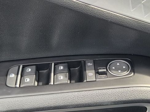 Used 2025 Kia Soul LX w/ LX Technology Package FWD image 32