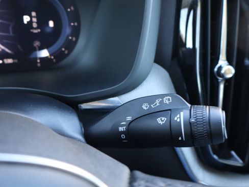 Used 2025 Volvo XC60 B5 Plus image 23