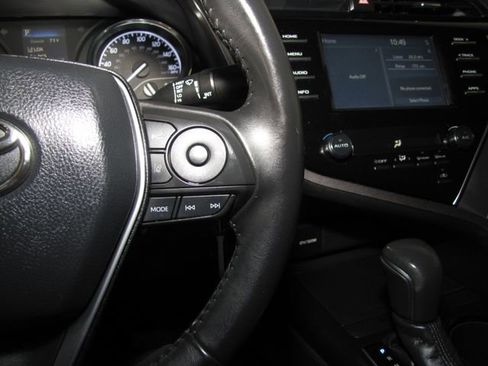 Used 2018 Toyota Camry SE FWD image 6