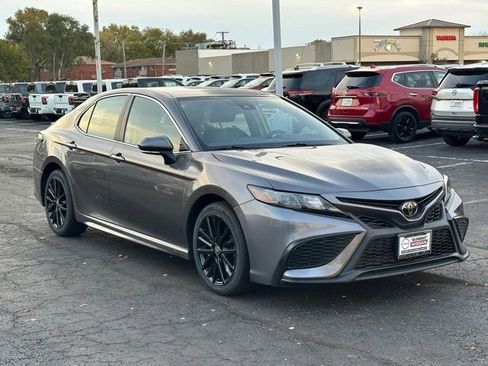 Used 2023 Toyota Camry SE image 3