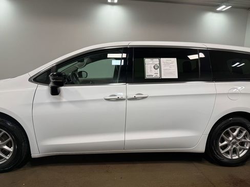 Used 2024 Chrysler Pacifica Touring-L image 37