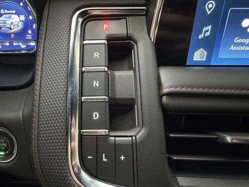 Used 2022 Chevrolet Suburban RST w/ Sport Performance Package image 23