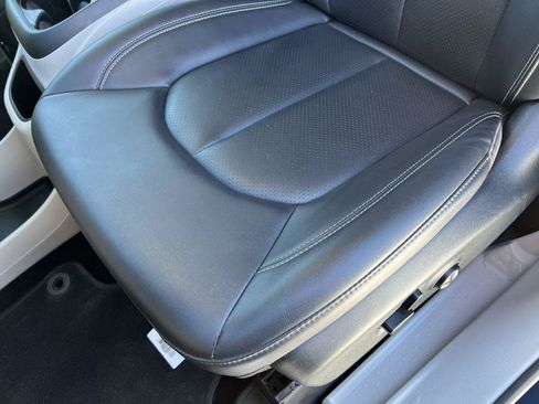 Used 2024 Chrysler Pacifica Touring-L FWD image 11
