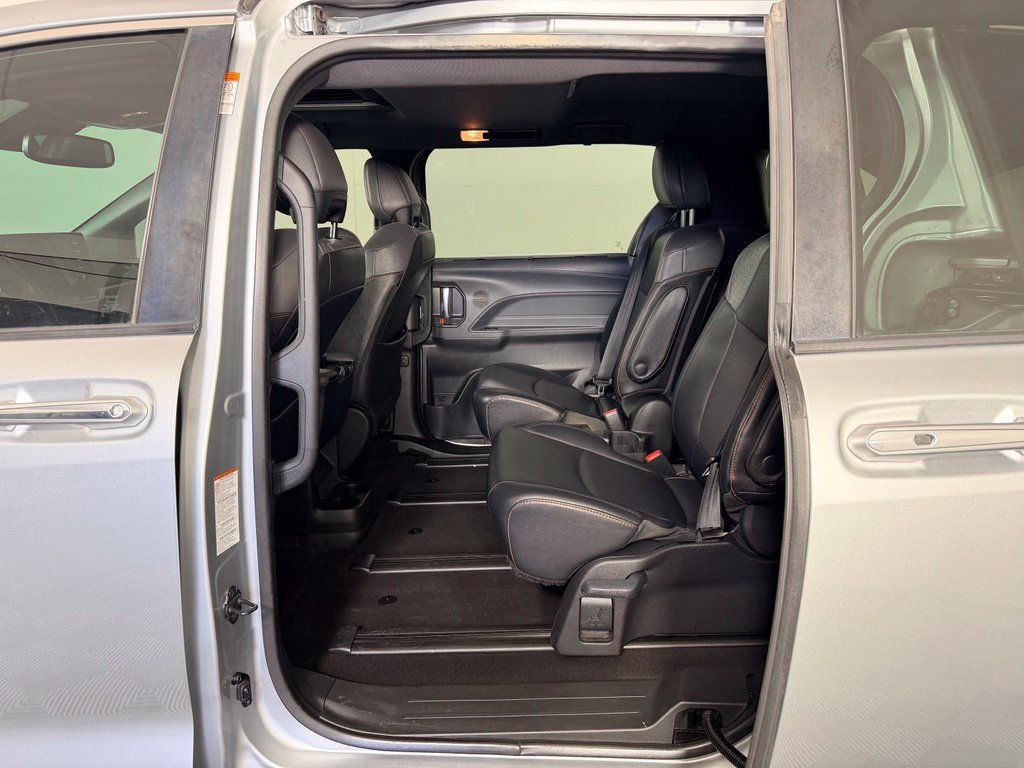 Used 2021 Toyota Sienna XSE FWD image 35