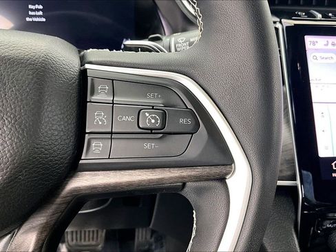 Used 2024 Jeep Grand Cherokee L Limited w/ Luxury Tech Group II image 19