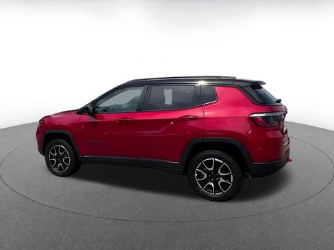 Used 2025 Jeep Compass Trailhawk AWD/4WD image 9