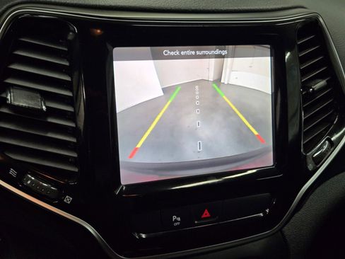 Used 2019 Jeep Cherokee Limited image 18