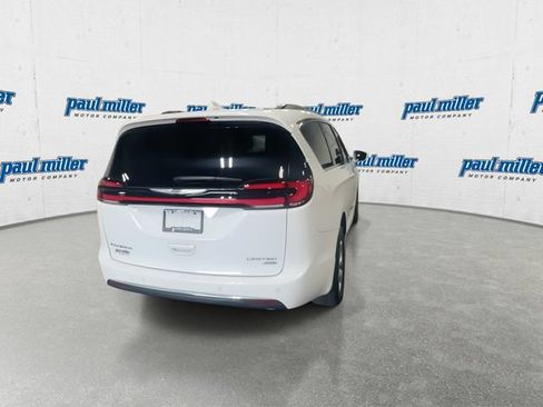 Used 2022 Chrysler Pacifica Limited AWD/4WD image 10