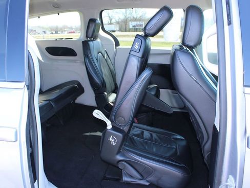 Used 2021 Chrysler Pacifica Touring-L FWD image 16