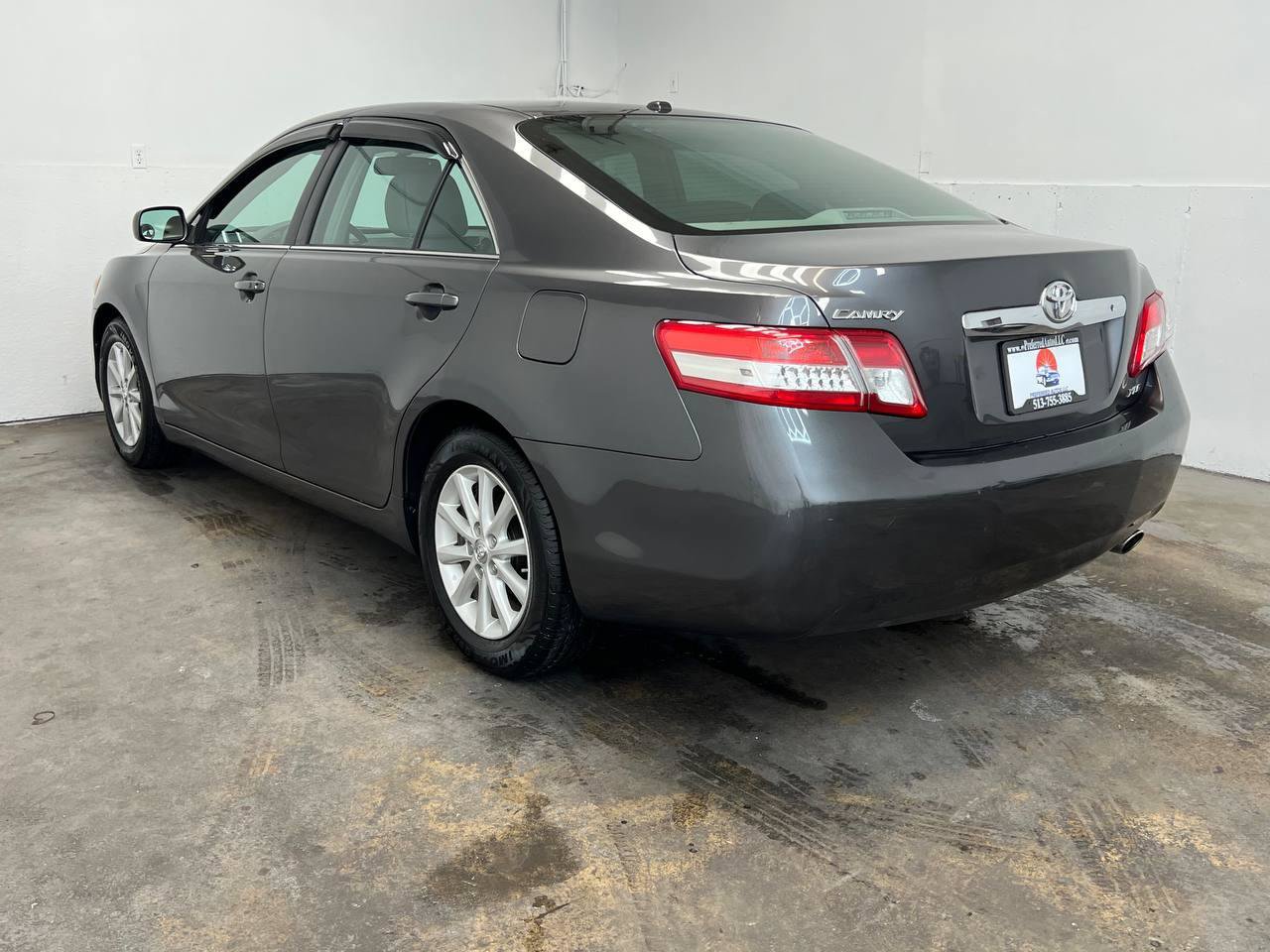 Used 2011 Toyota Camry XLE w/ XLE Extra-Value Pkg #2 FWD image 2
