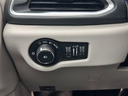 Used 2018 Chrysler Pacifica Limited w/ Tire & Wheel Group image 22