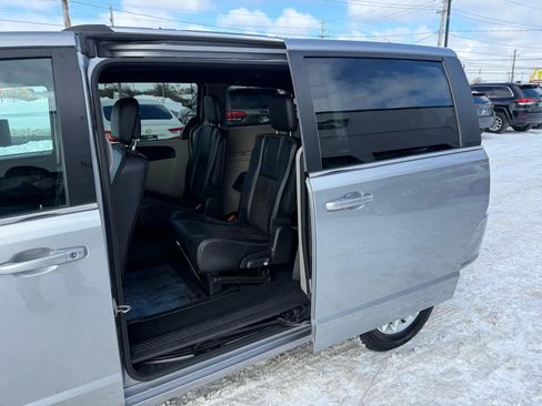 Used 2019 Dodge Grand Caravan SXT image 22