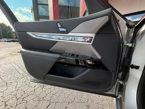 Used 2023 BMW i7 xDrive60 AWD/4WD image 11