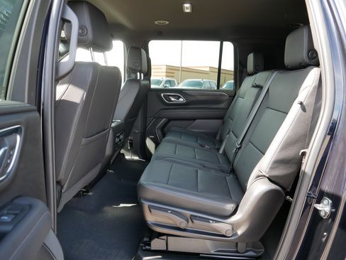 Used 2023 Chevrolet Suburban LT w/ Luxury Package image 34
