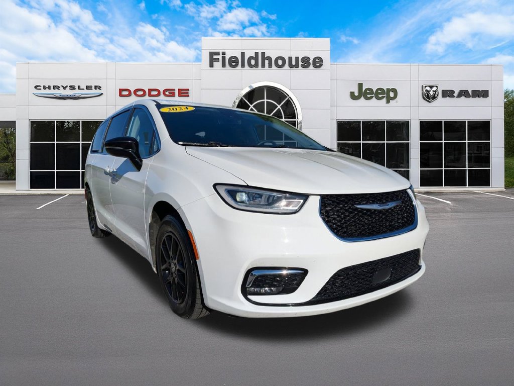 Used 2024 Chrysler Pacifica Touring-L FWD image 4