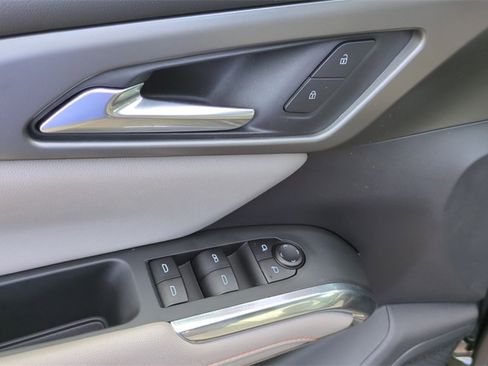 Used 2025 Chevrolet Traverse LT image 12