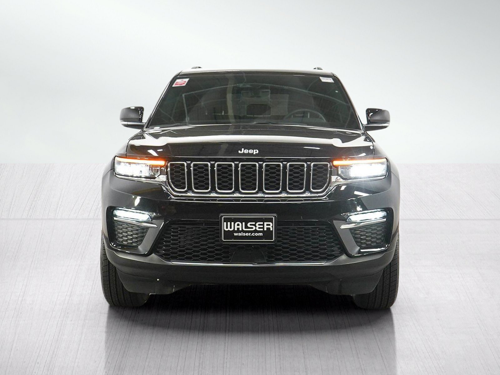 Used 2024 Jeep Grand Cherokee Limited AWD/4WD image 8