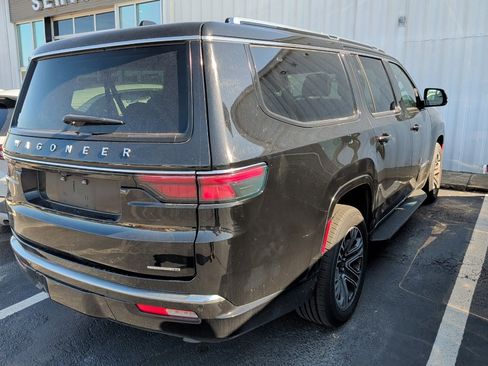 Used 2024 Jeep Wagoneer L Series II w/ Flexible Seating Group image 4