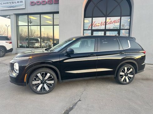 Used 2025 Mitsubishi Outlander SE image 4