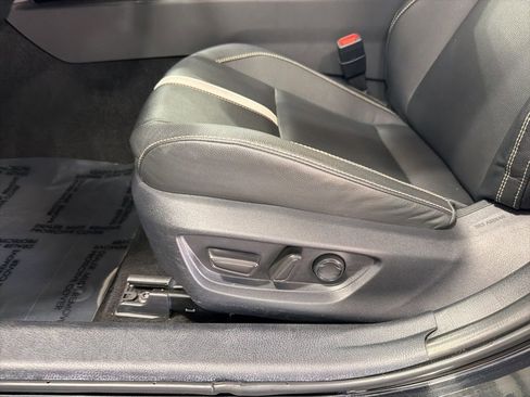 Used 2025 Toyota Camry SE image 12