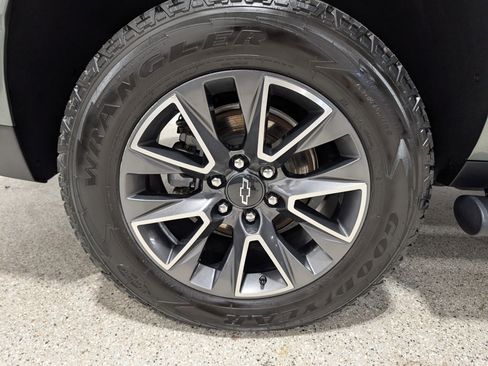 Used 2023 Chevrolet Suburban Z71 w/ Luxury Package AWD/4WD image 13
