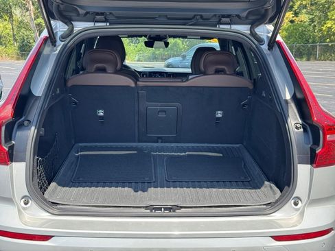 Used 2022 Volvo XC60 B5 Momentum w/ Advanced Package image 4