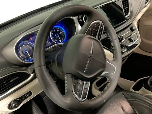 Used 2022 Chrysler Pacifica Touring-L AWD/4WD image 22