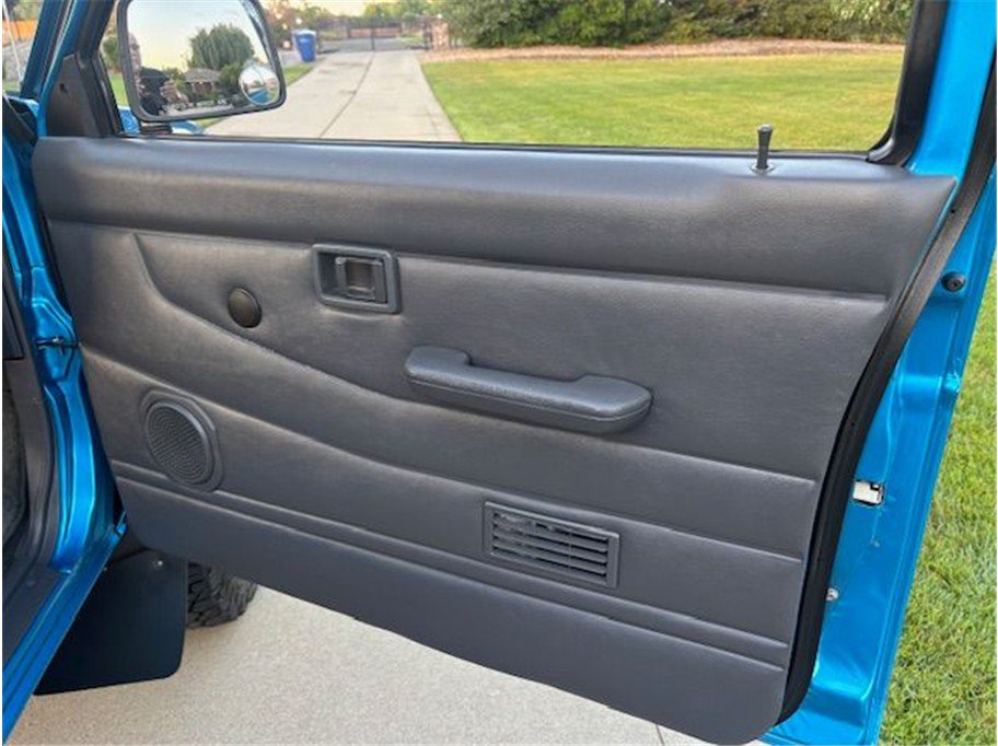 Used 1997 Nissan Pickup 4x4 King Cab image 8