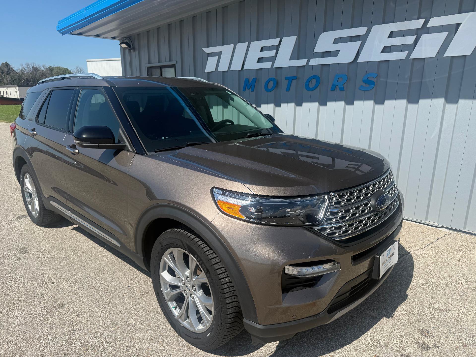 Used 2021 Ford Explorer Limited w/ Equipment Group 301A AWD/4WD image 4