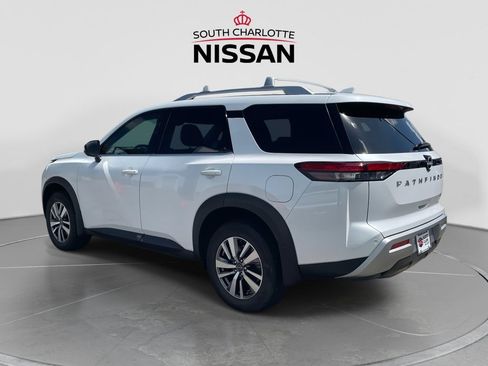 Used 2025 Nissan Pathfinder SL FWD image 4