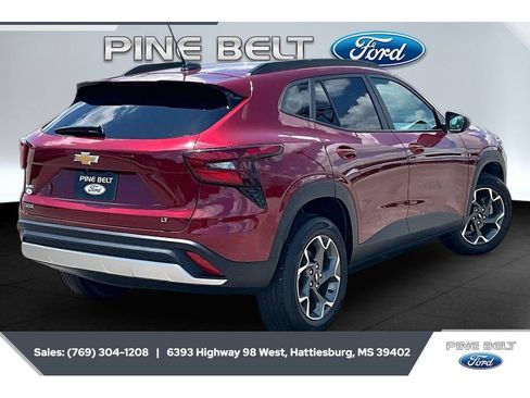 Used 2024 Chevrolet Trax LT FWD image 12