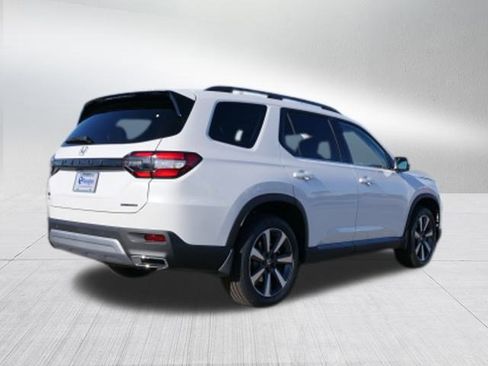 New 2025 Honda Pilot Touring image 3