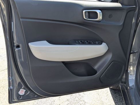Used 2025 Hyundai Venue SEL FWD image 13